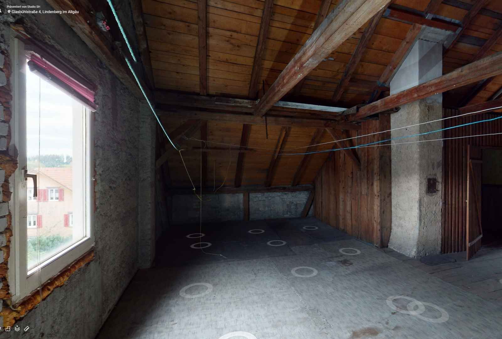 Bestandsfoto eines Dachgeschosses vor dem Ausbau (Revitalisierung).