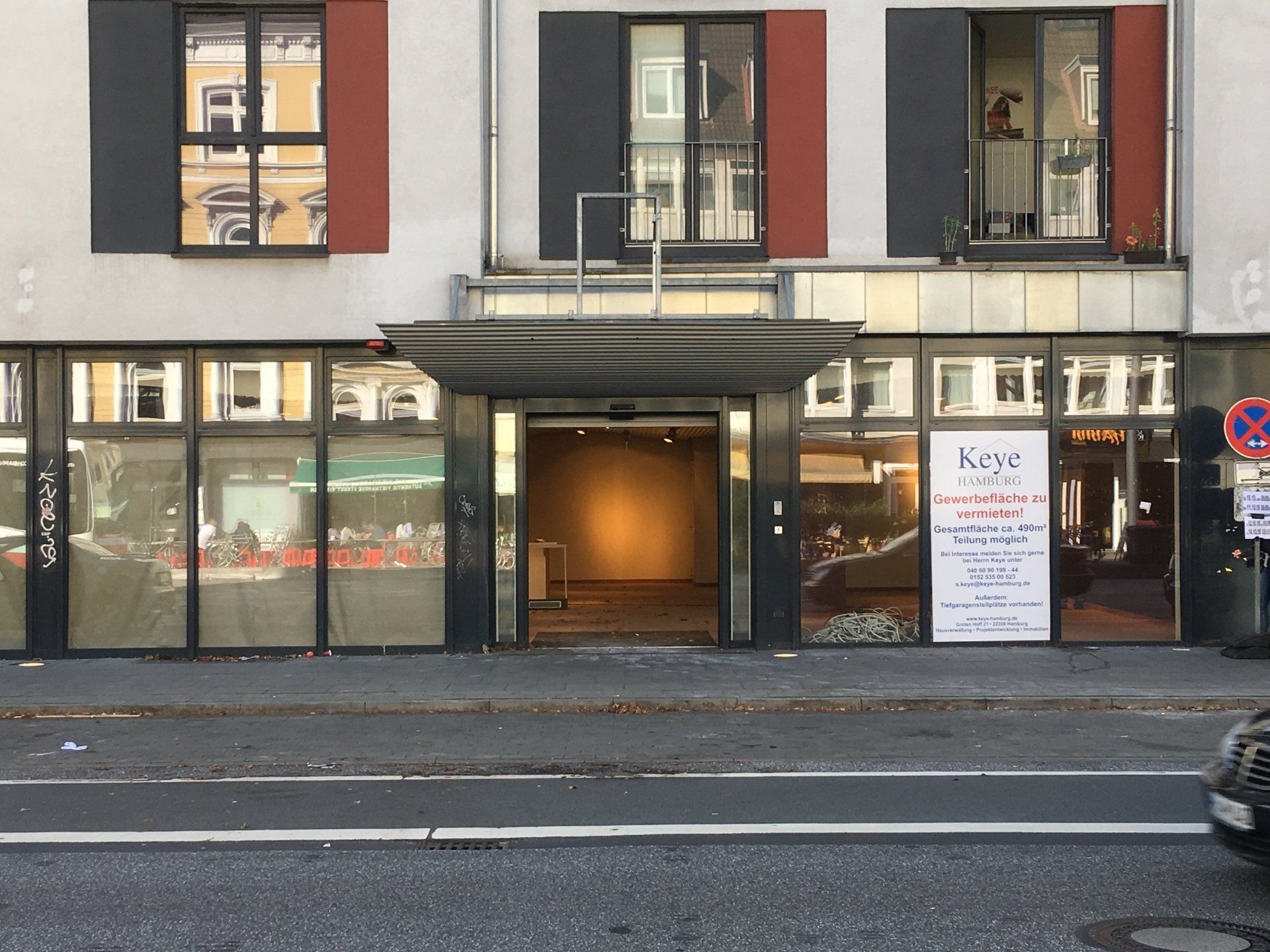 Visualisierung Fotomontage von einem Shop in Hamburg: Vergleich vorher und nachher.