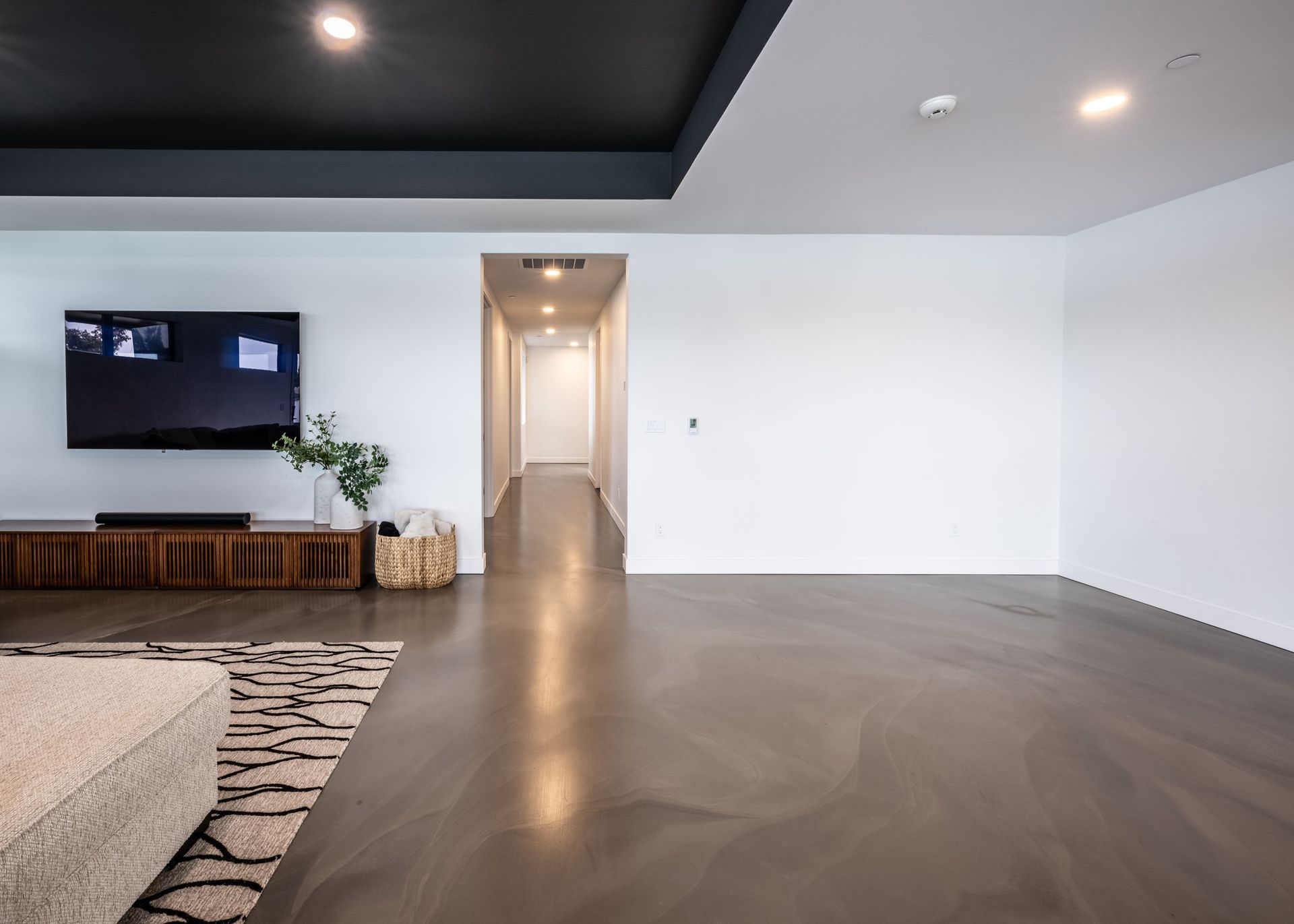 A living room with a flat screen tv on the wall.