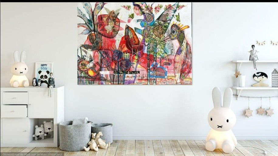 Abstract kunstwerk met gezichten, figuren en bladeren in groen, rood, geel en blauw.