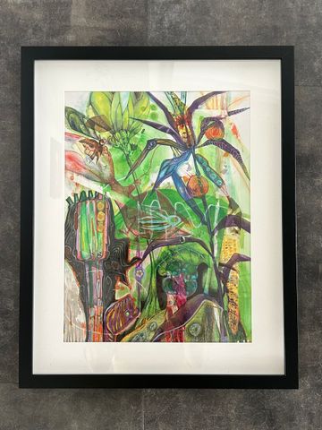 Ingelijst abstract tropisch schilderij met weelderige groene bladeren en veelkleurige planten op een witte passe-partout.