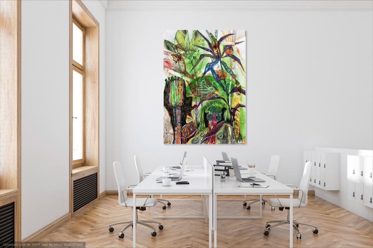 Vrouw in paarse jas te midden van abstracte roze vormen en groene elementen.