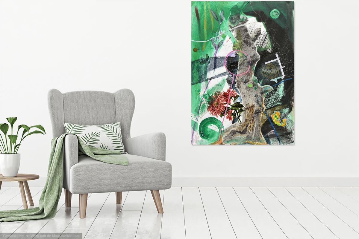 Abstract bloemenarrangement in rode, blauwe en groene tinten, met impliciete figuren, op een gestructureerde achtergrond.