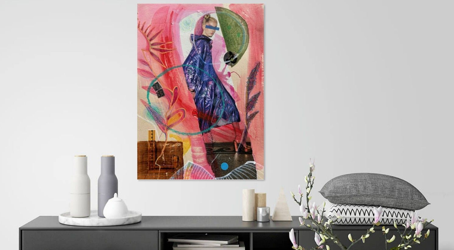 Vrouw in paarse jas te midden van abstracte roze vormen en groene elementen.