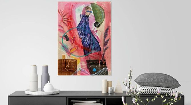 Vrouw in paarse jas te midden van abstracte roze vormen en groene elementen.
