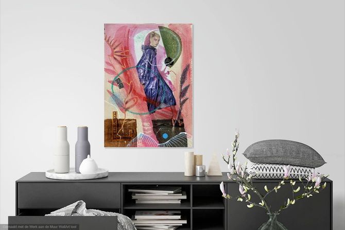 Vrouw in paarse jas te midden van abstracte roze vormen en groene elementen.