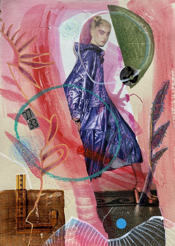 Vrouw in paarse jas te midden van abstracte roze vormen en groene elementen.