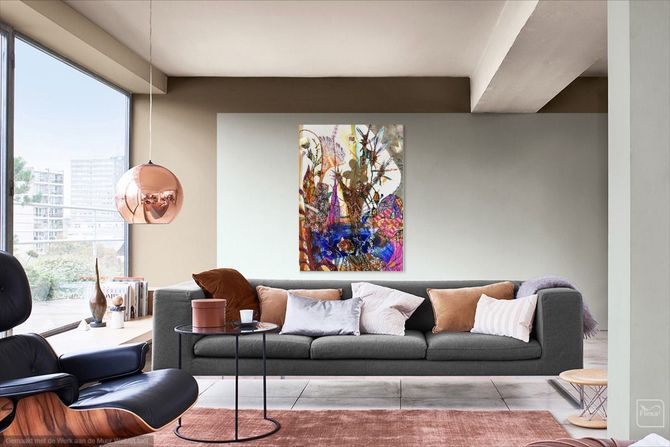 Abstracte mixed media-kunst met levendige kleuren, met bloemen en insecten, tegen een gestructureerde achtergrond.