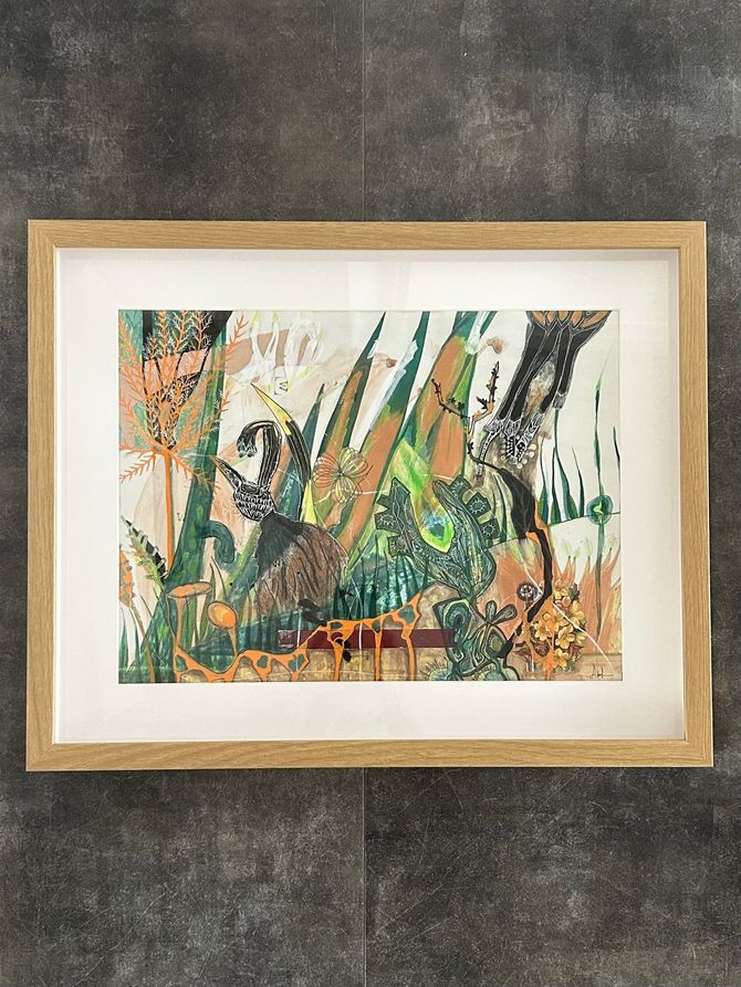 Ingelijst abstract schilderij met groene, oranje en zwarte penseelstreken op een donkere, gestructureerde muur.