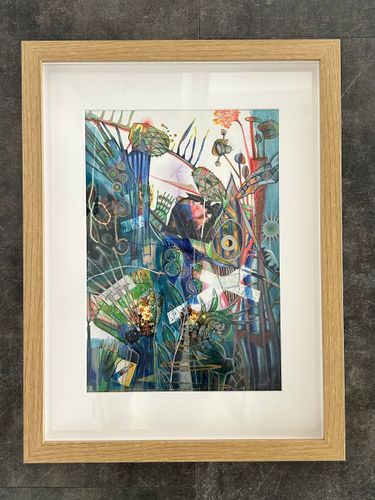 Ingelijst, kleurrijk abstract schilderij met een mensachtige figuur te midden van planten en heldere blauwe en rode accenten.