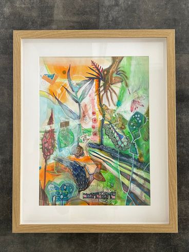 Ingelijst, kleurrijk abstract landschapsschilderij met bomen, groen en een pad aan de muur.