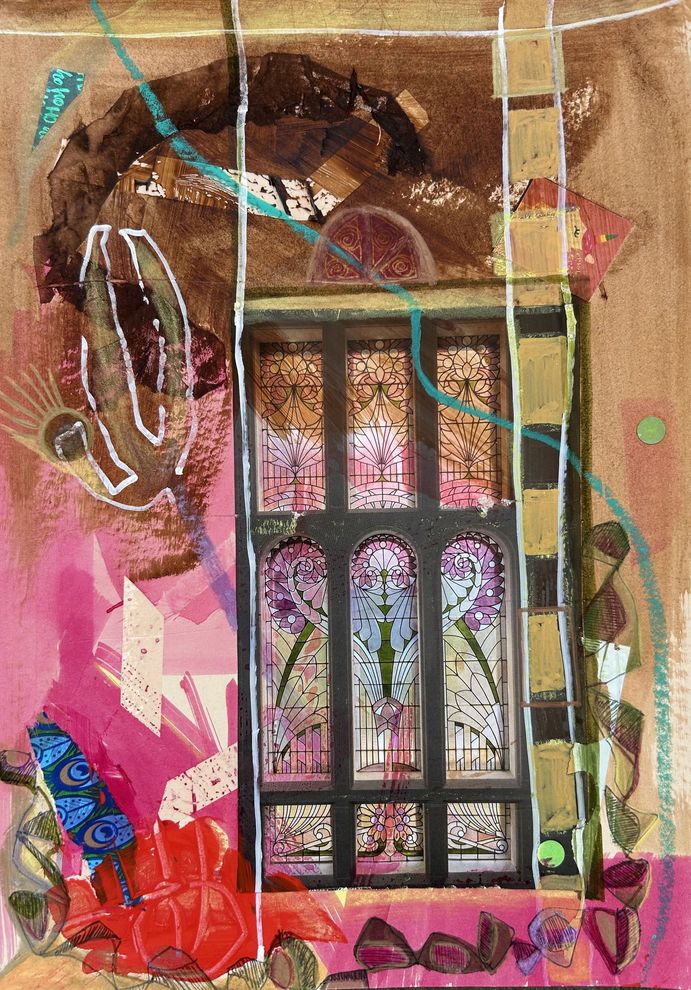 Abstract schilderij van een raam met glas-in-lood; roze, bruin en blauw.