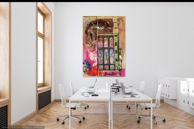 Abstract schilderij van een raam met glas-in-lood; roze, bruin en blauw.