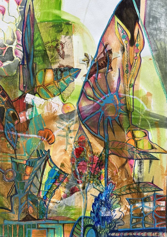Abstract bloemenschilderij in groen, blauw en paars. Bladeren, bloemblaadjes en wervelingen zijn door het hele kunstwerk heen verwerkt.