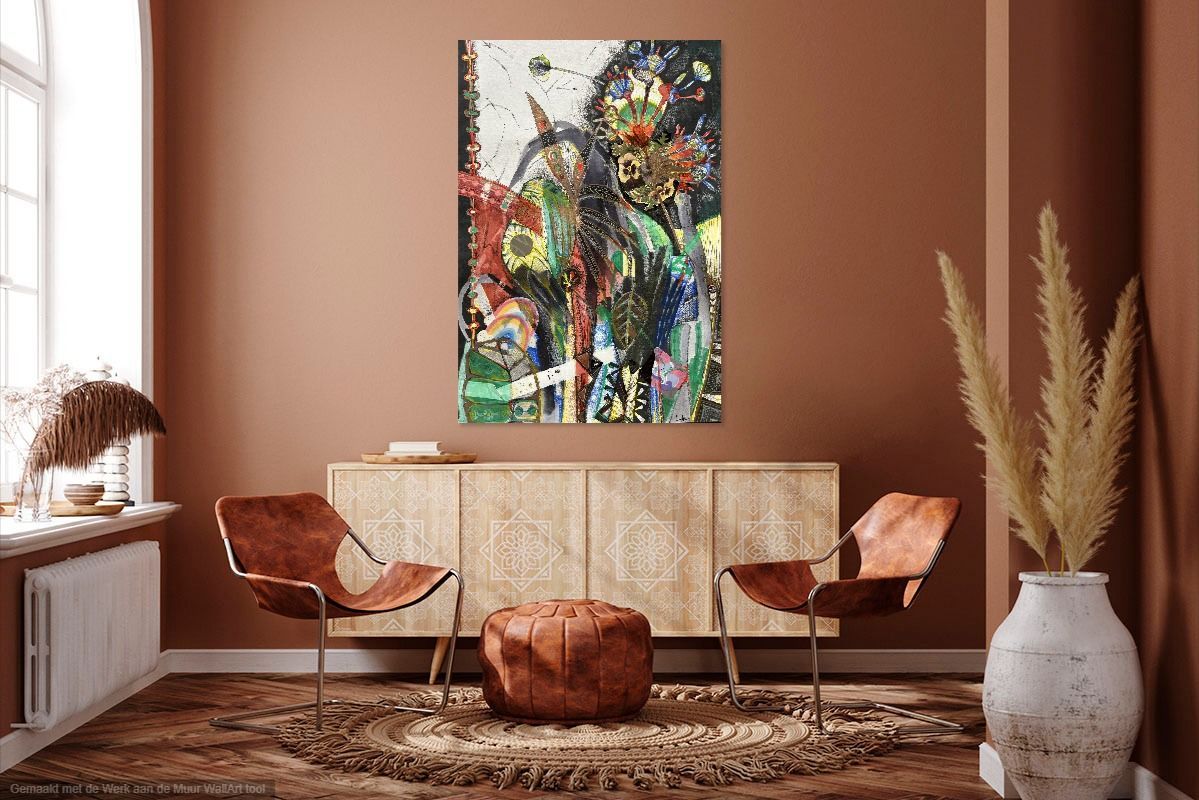 Abstract kunstwerk van een figuur met een sereen gezicht, die rode bloemen vasthoudt. Overlappende lagen van kleuren en texturen.