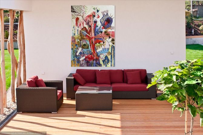 Abstract bloemenarrangement in rode, blauwe en groene tinten, met impliciete figuren, op een gestructureerde achtergrond.