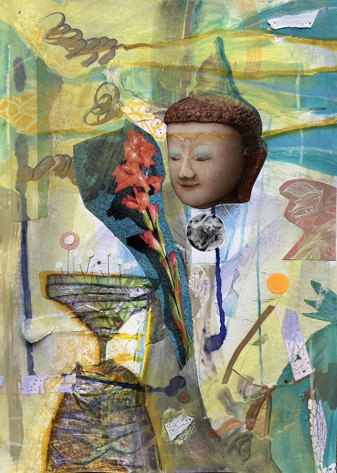 Abstract kunstwerk van een figuur met een sereen gezicht, die rode bloemen vasthoudt. Overlappende lagen van kleuren en texturen.