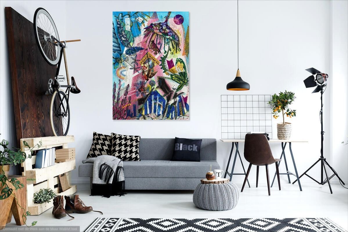 Abstracte mixed media-kunst met levendige kleuren, met bloemen en insecten, tegen een gestructureerde achtergrond.