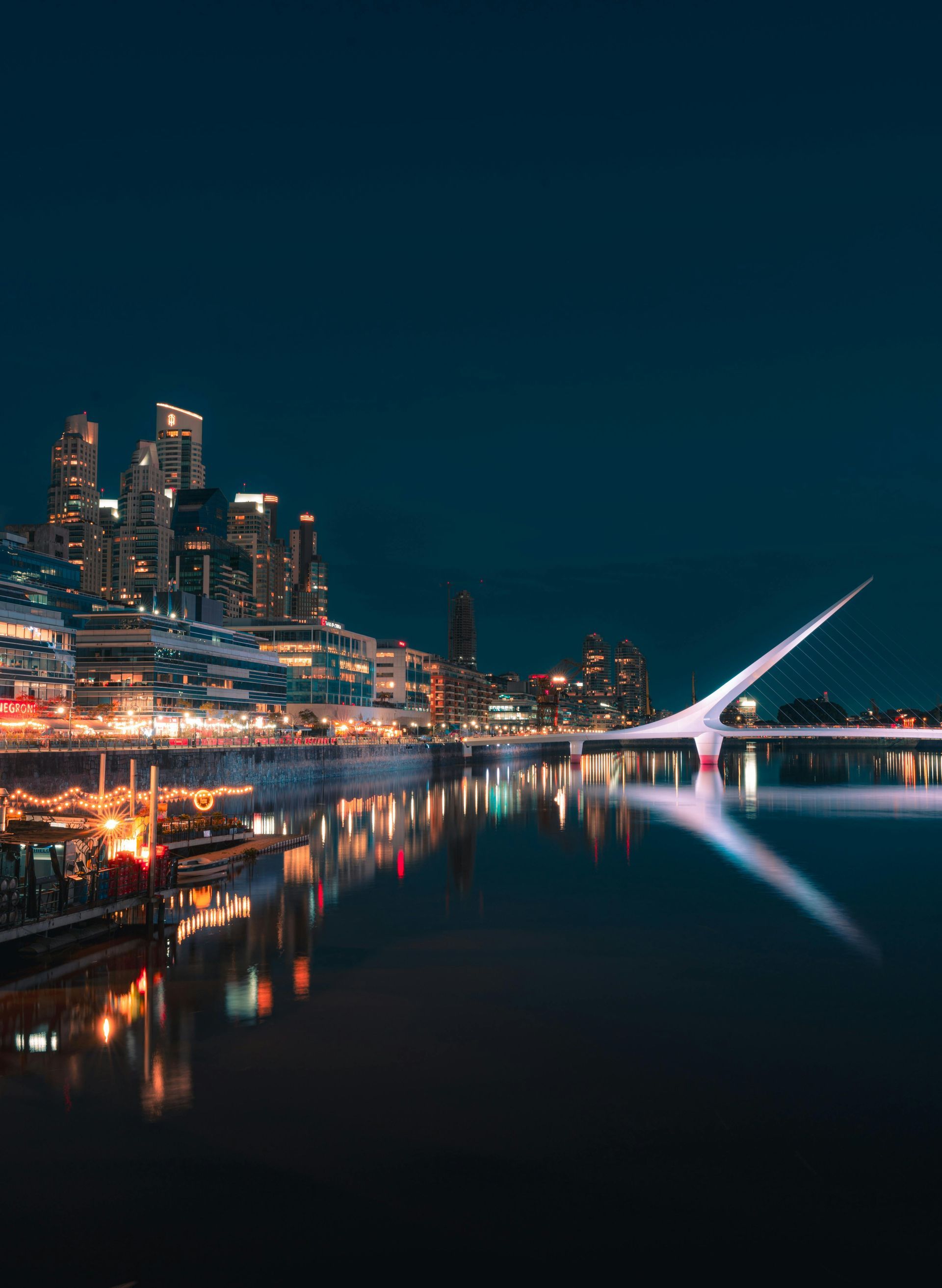 ista nocturna de Puerto Madero, ubicación estratégica para turismo médico en Argentina.