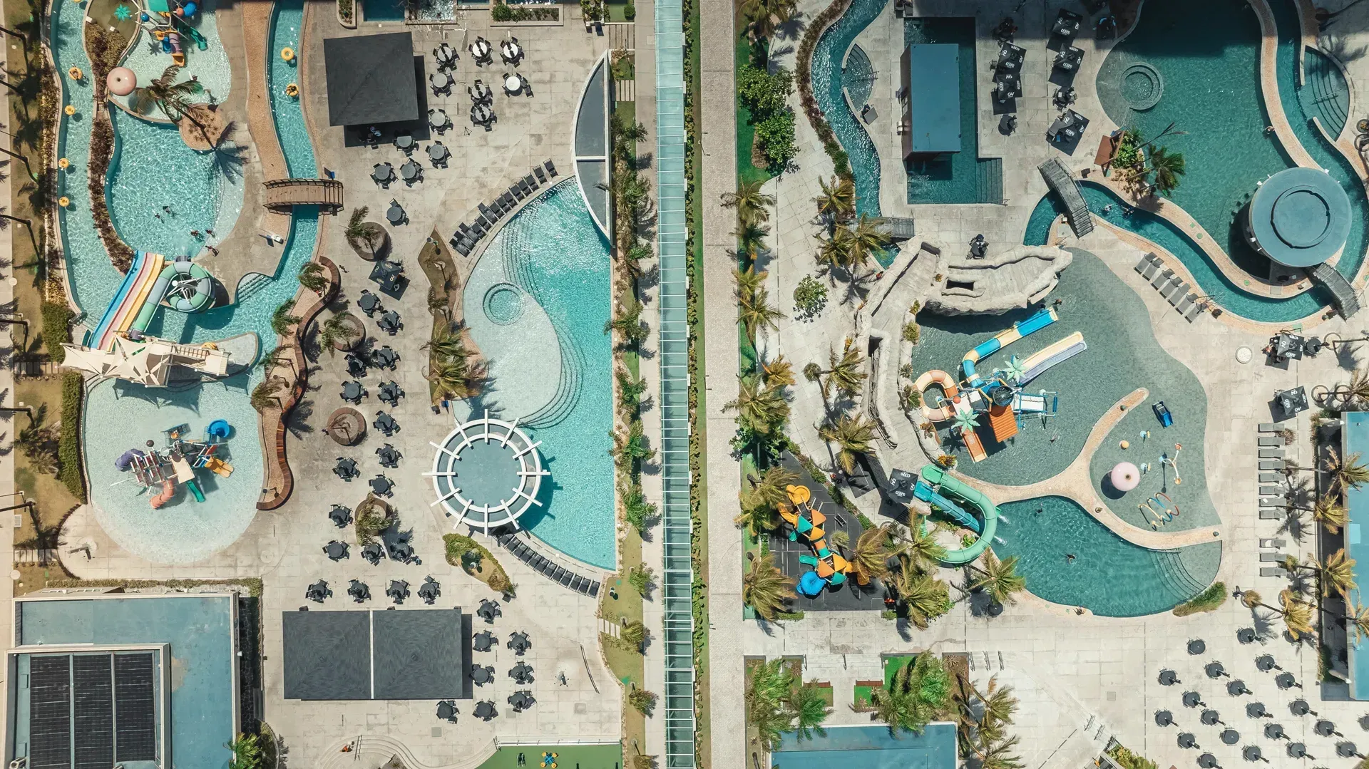 RESORTS COM PARQUE AQUÁTICO INTEGRADO