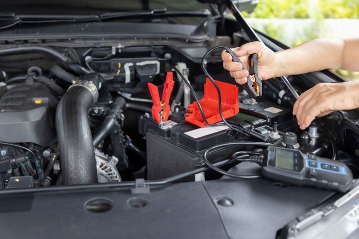 expert inspection of car battery 