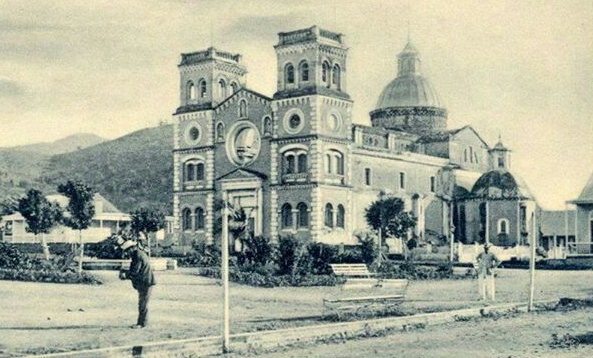 Foto antigua de la plaza de Guayama, con su ambiente histórico y arquitectura clásica.