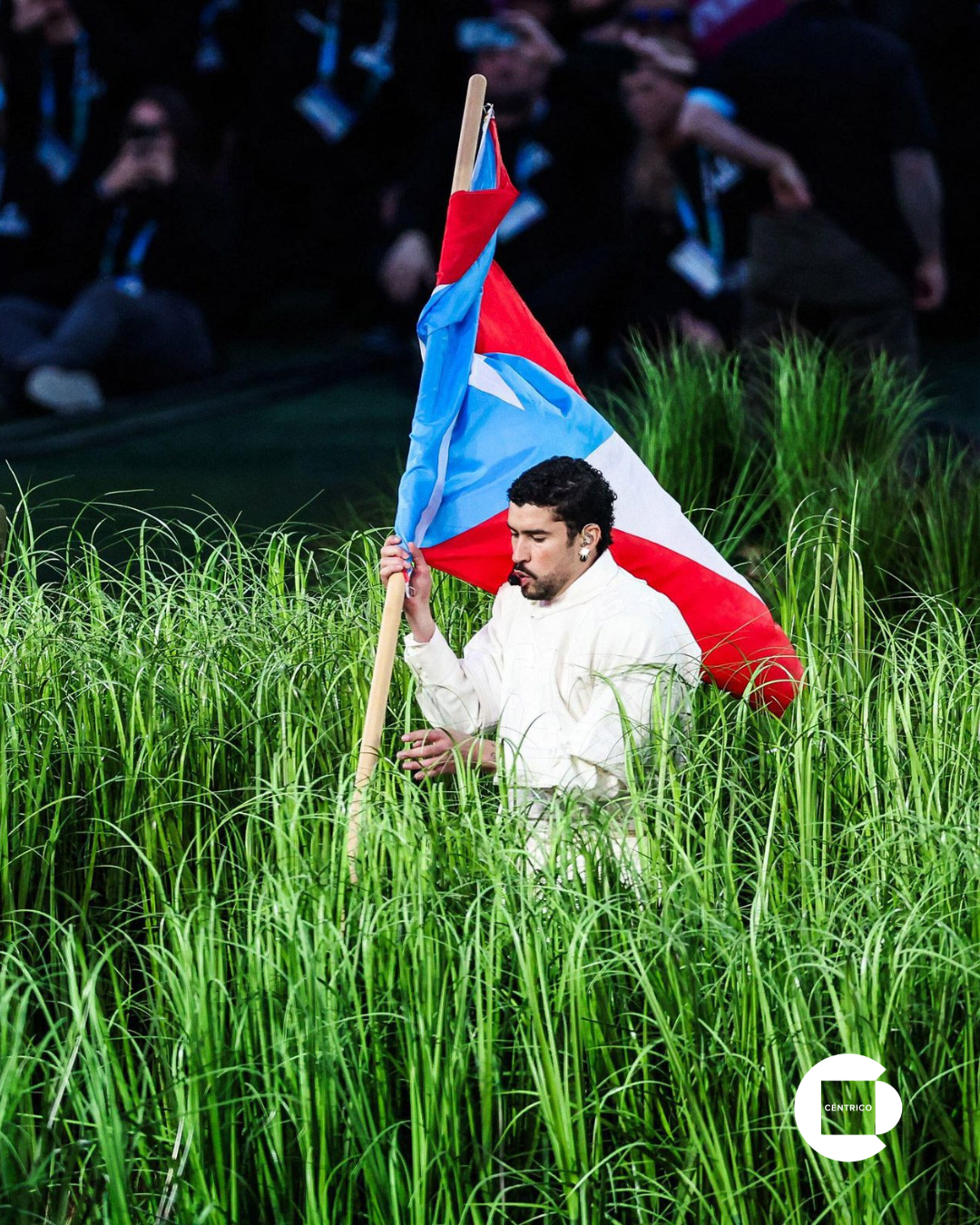Bad Bunny en presentación internacional representando a Puerto Rico.