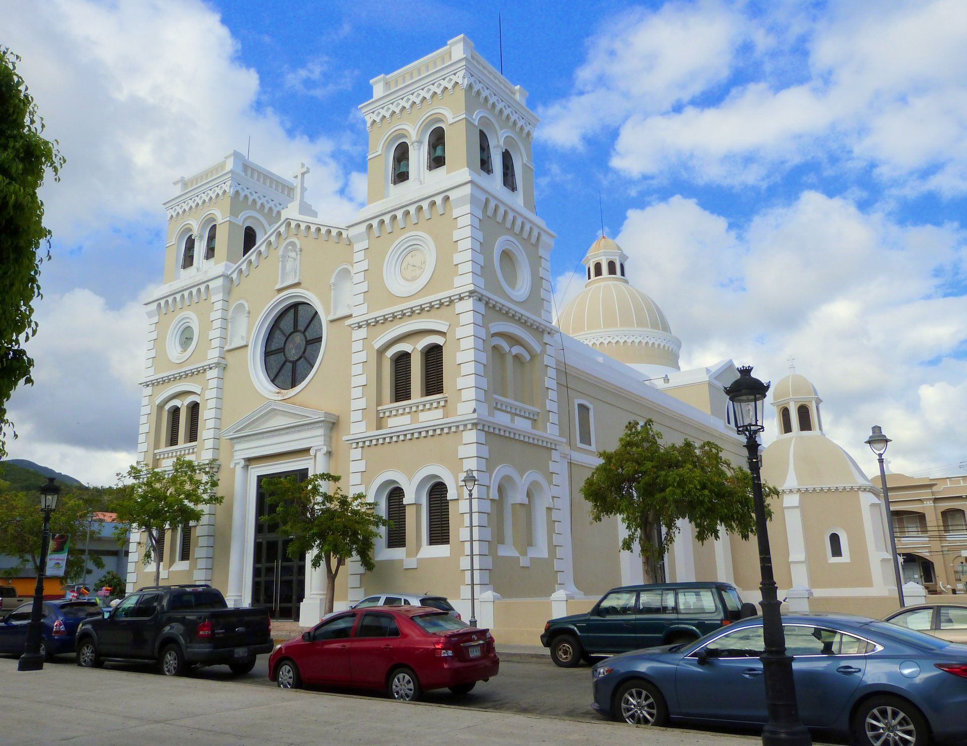 Vista actual de la plaza de Guayama, mostrando su belleza y vida cultural.