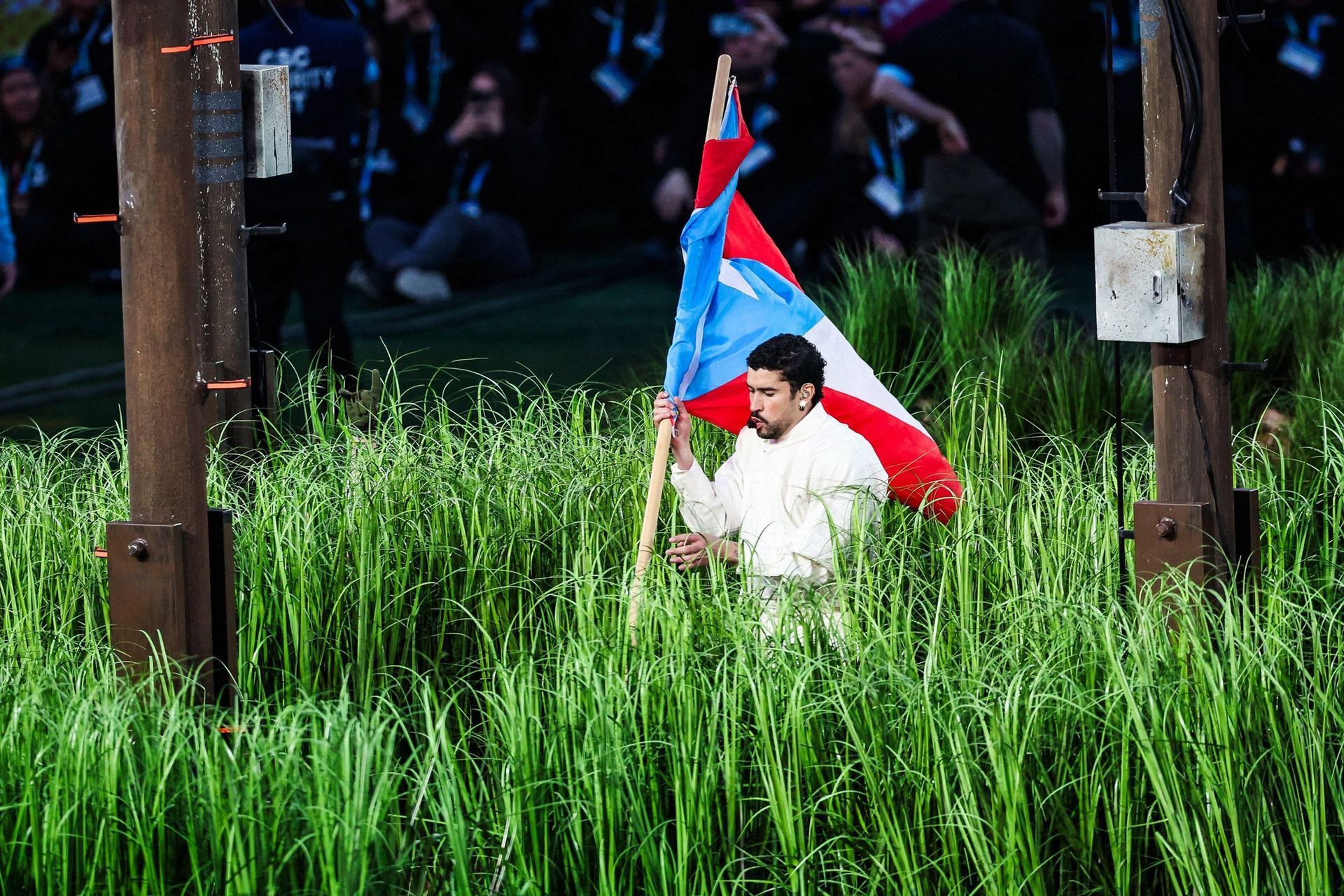 Bandera de Puerto Rico ondeando en un evento cultural.