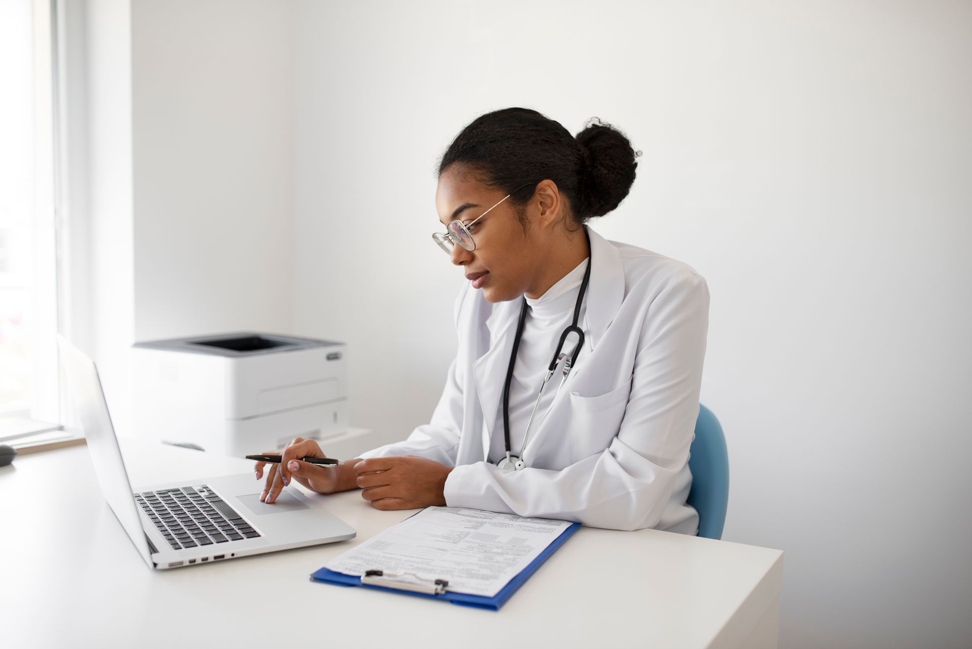 Female healthcare professional working on laptop, representing short term nursing contracts