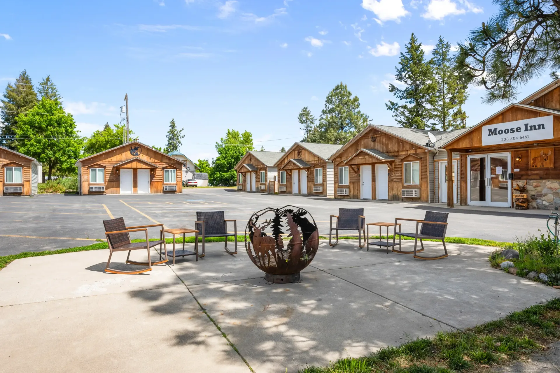 There is a fire pit in front of a hotel.
