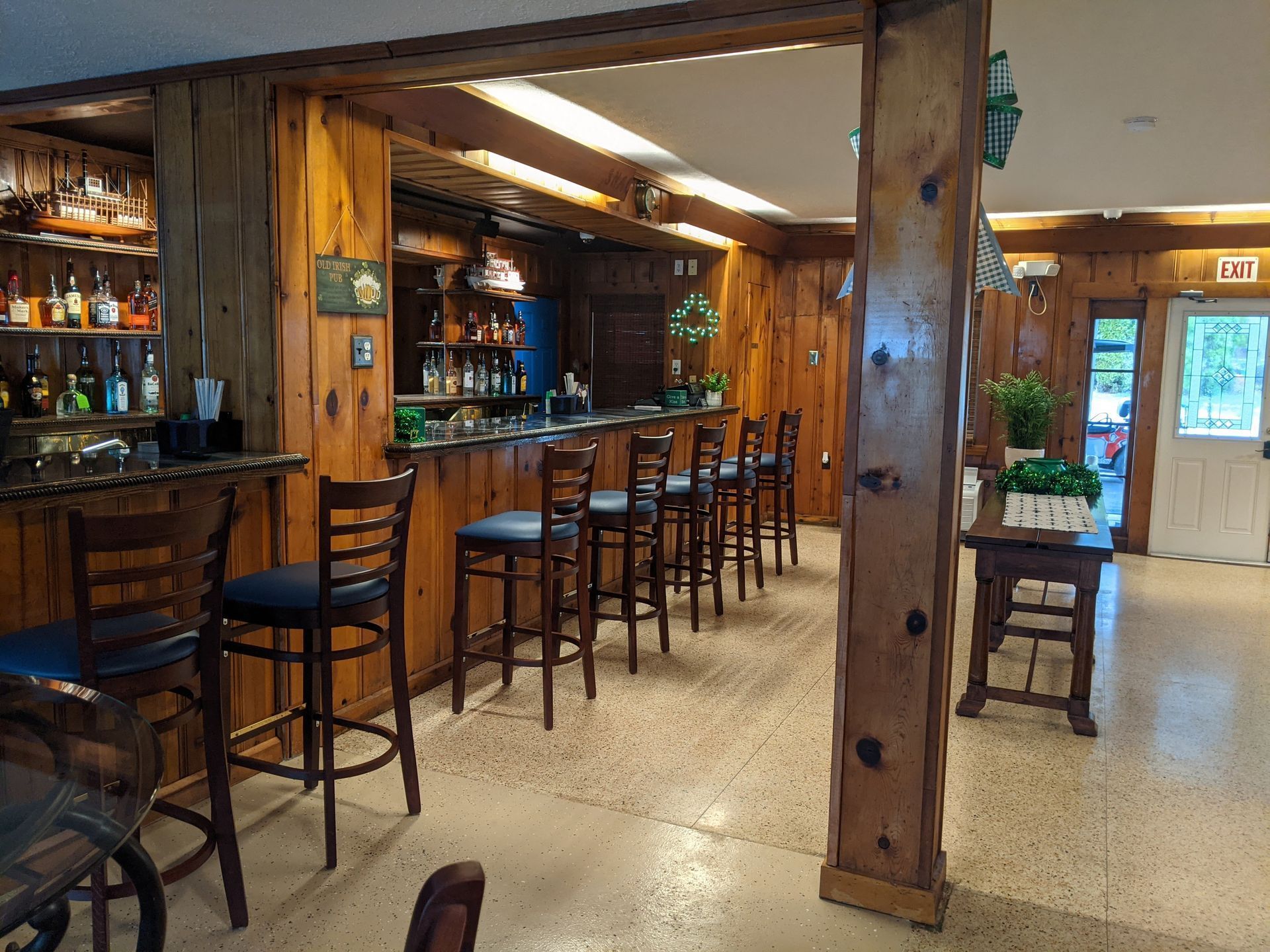Riverboat Inn lobby bar.