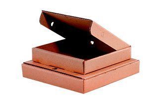 Dos cajas de pizza de cartón marrón, una apilada sobre la otra, con la tapa de la caja superior abierta.