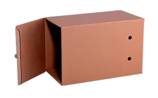 Caja de cartón marrón con la tapa parcialmente abierta. Se aprecian dos agujeros redondos en el lateral.