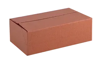 Caja de cartón marrón, cerrada y sellada, sobre fondo blanco.
