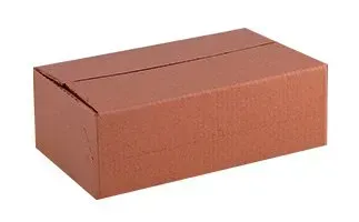 Caja de cartón marrón, cerrada, apoyada sobre una superficie blanca.