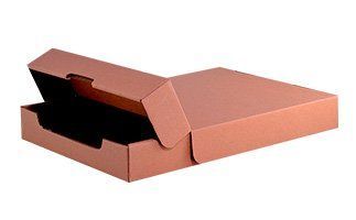 Caja de cartón marrón, parcialmente abierta, mostrando su tapa y base.