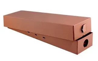 Dos cajas de cartón marrón, una encima de la otra. La caja superior está prácticamente cerrada, mientras que la inferior tiene un agujero circular abierto.