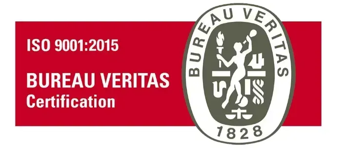 Logotipo de la certificación ISO 9001:2015 de Bureau Veritas. Presenta una bandera roja con texto blanco y el sello gris y blanco de Bureau Veritas.