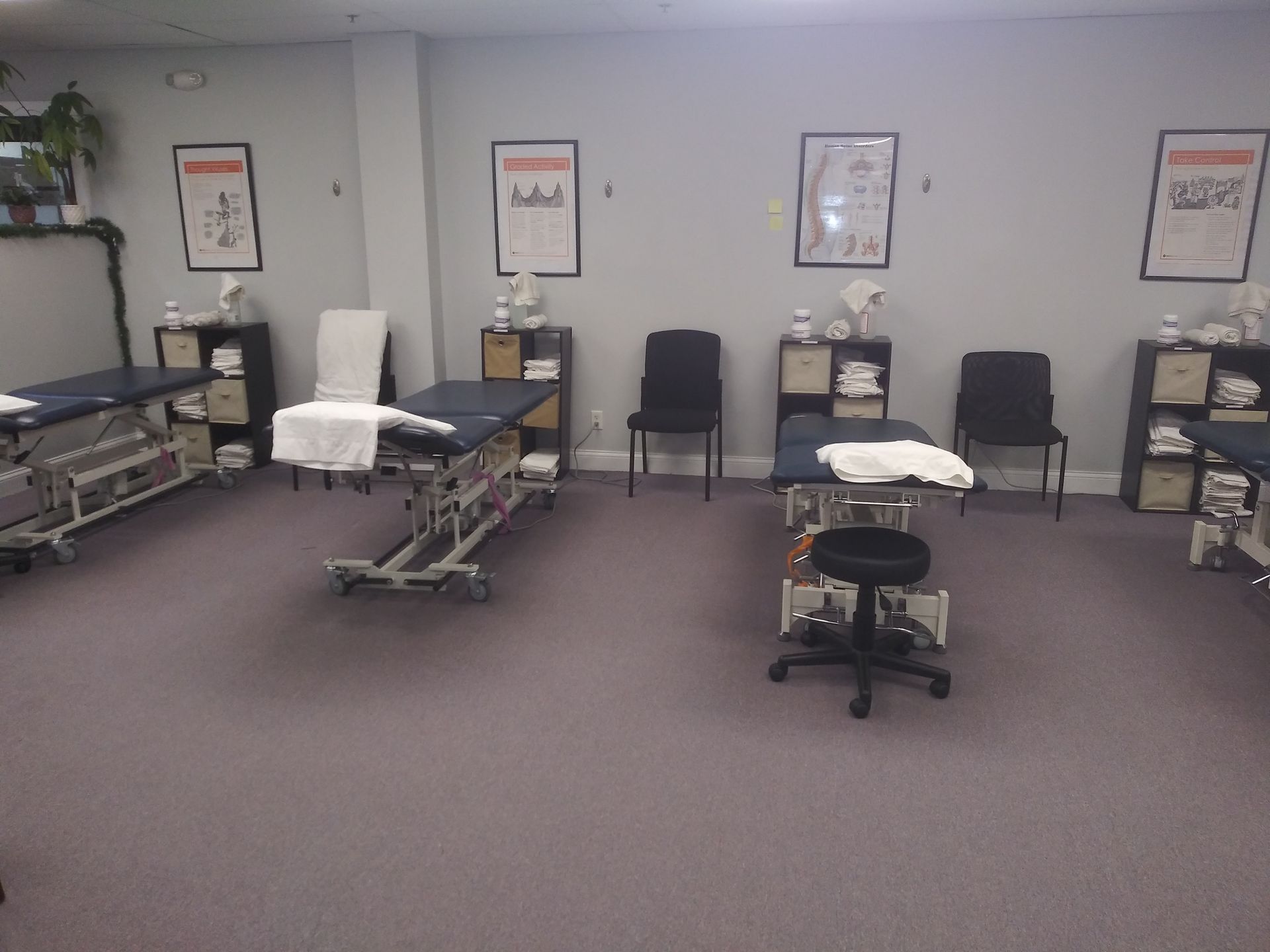 A room with a lot of tables and chairs