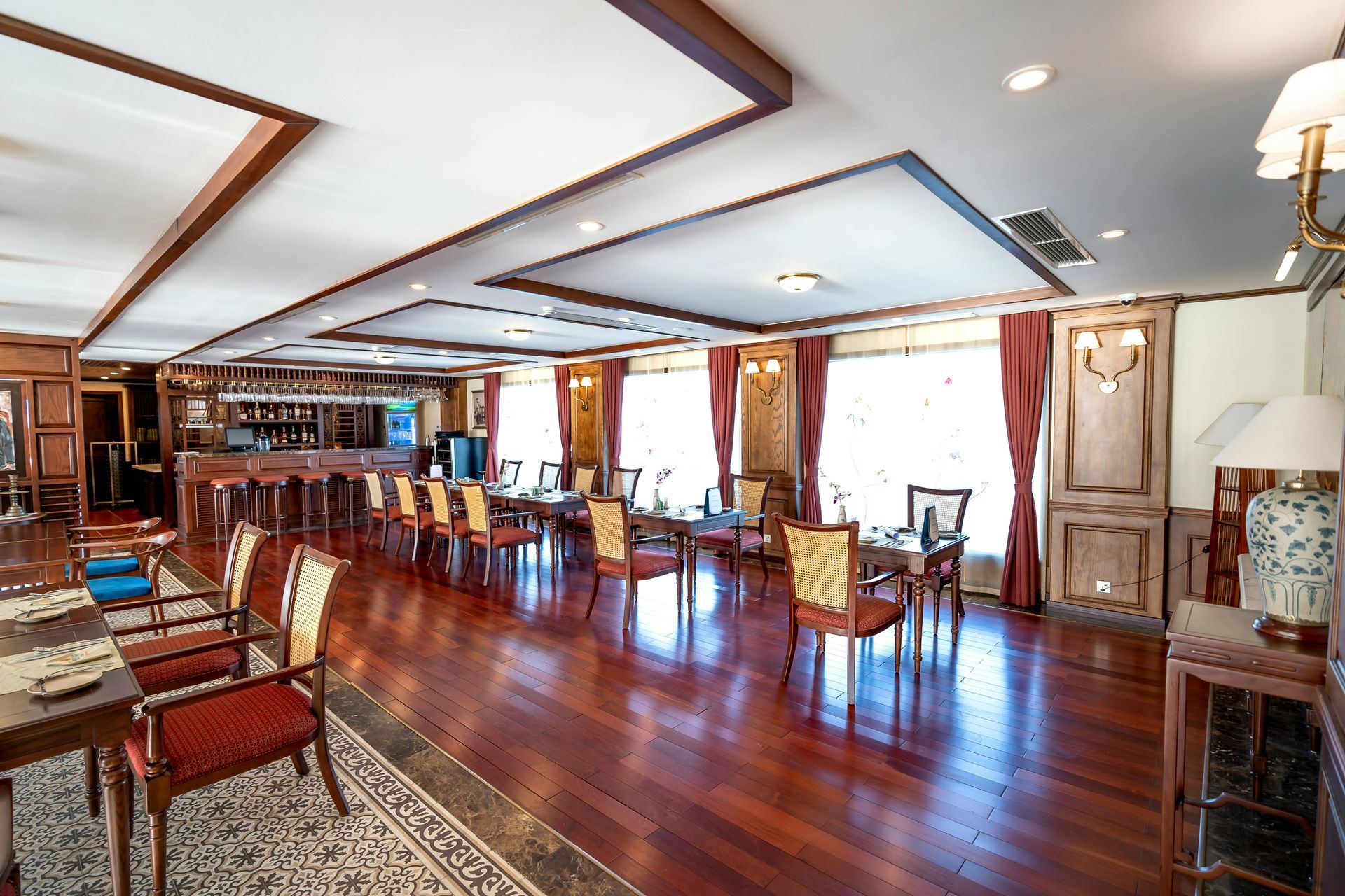 Glossy hardwood floors in Port Washington dining room after professional refinishing