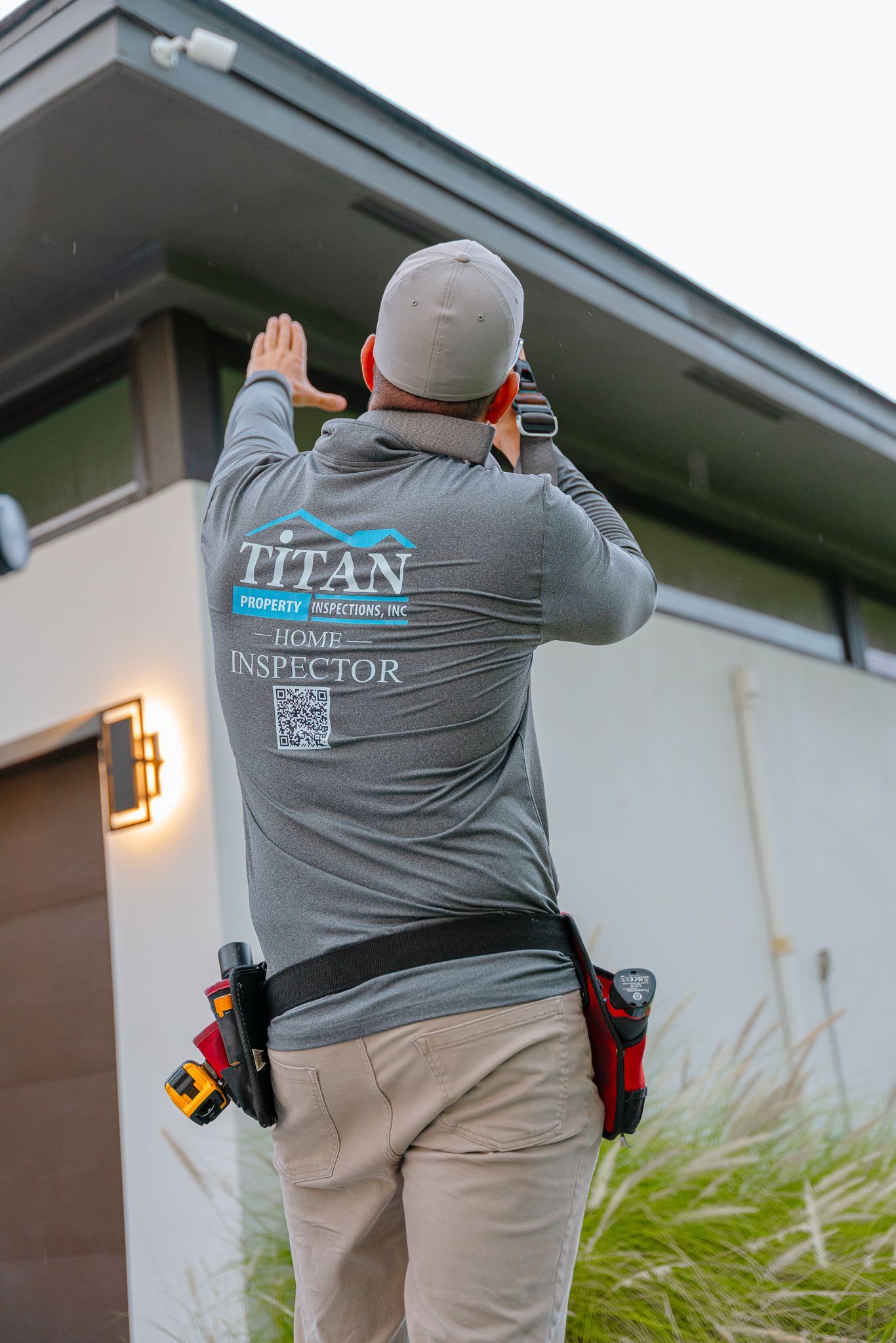 Persona instalando una cámara de seguridad en el exterior de una casa.
