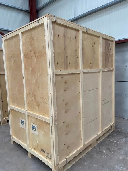 Blue shipping container with dimensions: 600cm x 234cm x 228cm.
