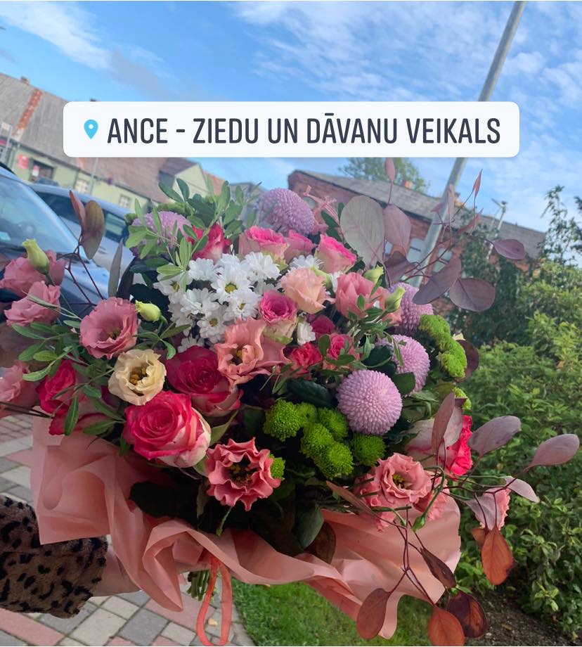 auto pušķošana ar ziediem, kāzu auto noformēšana, rožu lapiņas