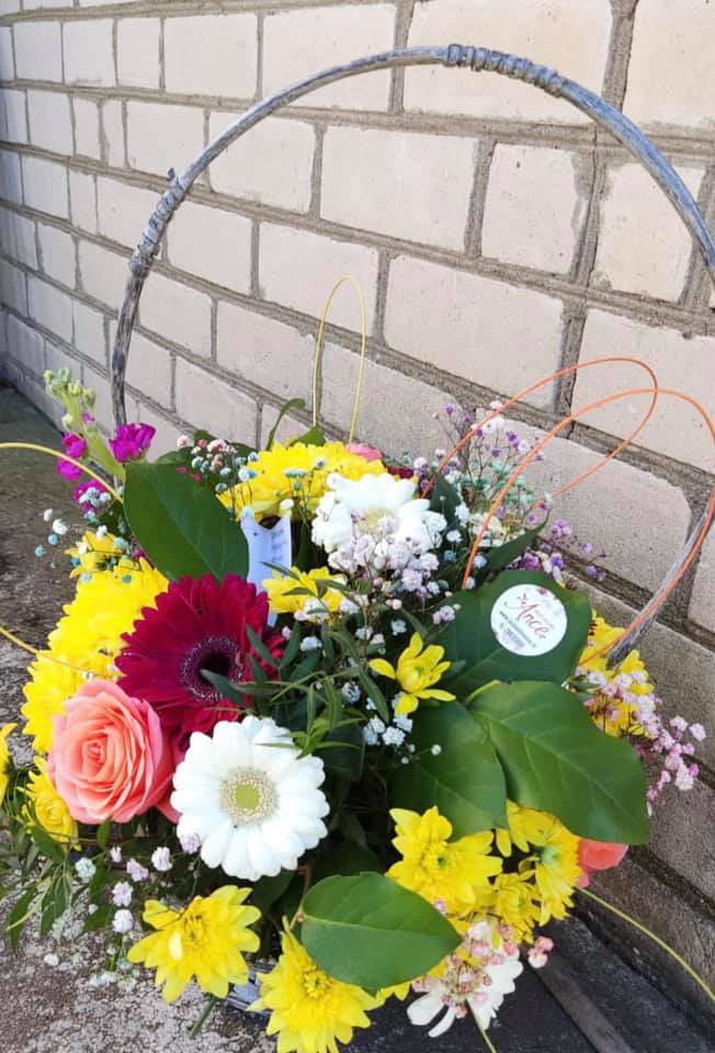 bēru ceremonijas noformēšana ar ziediem, mākslīgo ziedu kompozīcijas,