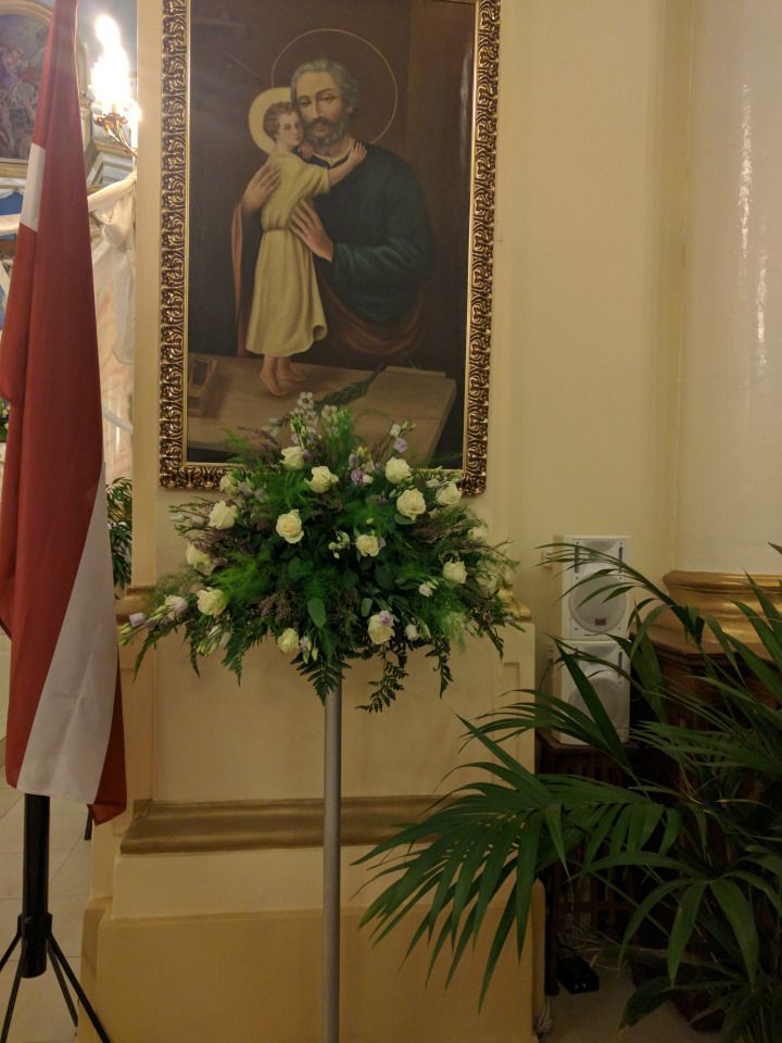 ziedu pušķi, ziedu dekori. Izstāžu, prezentāciju, biroja telpu, banketa galdu un zāles noformēšana. Līgavu pušķi, kāzu pušķi, līgavu rotas, kāzu auto dekori, kāzu telpu noformējumi. Telpaugi