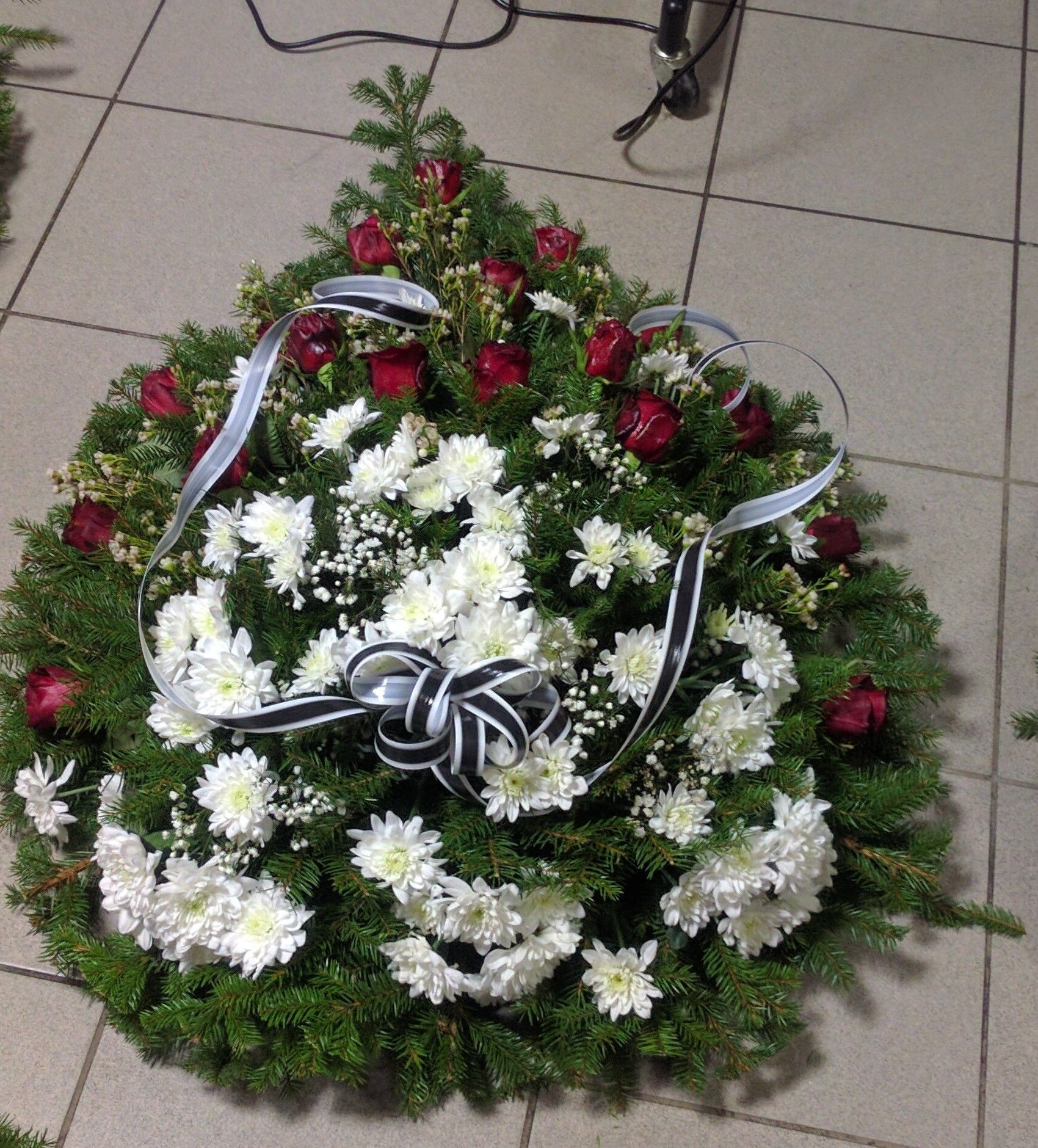 sēru lentes, mākslīgie vainagi, grozi, štrausi, ziedi, ziedu pušķi, ziedu kompozīcijas