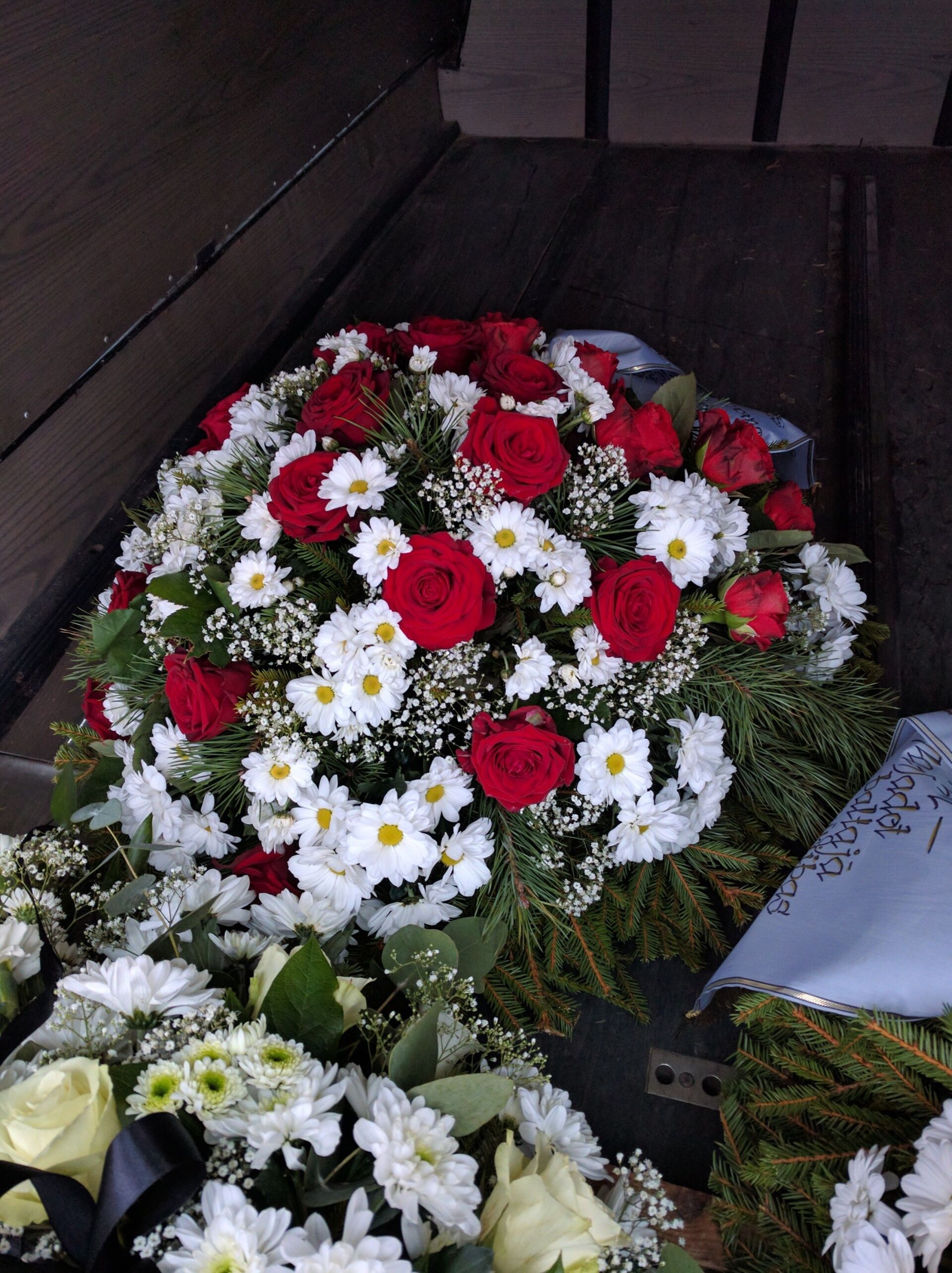 mākslīgie ziedi, konfešu pušķi, stikla izstrādājumi, vāzes, puķu podi, keramika, sveces, auto