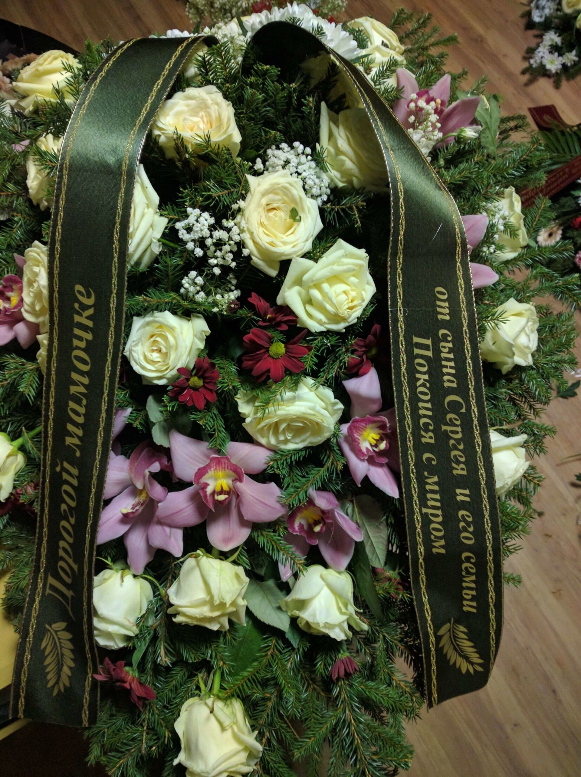 bēru pušķi, štrausi, zārka vāka dekori