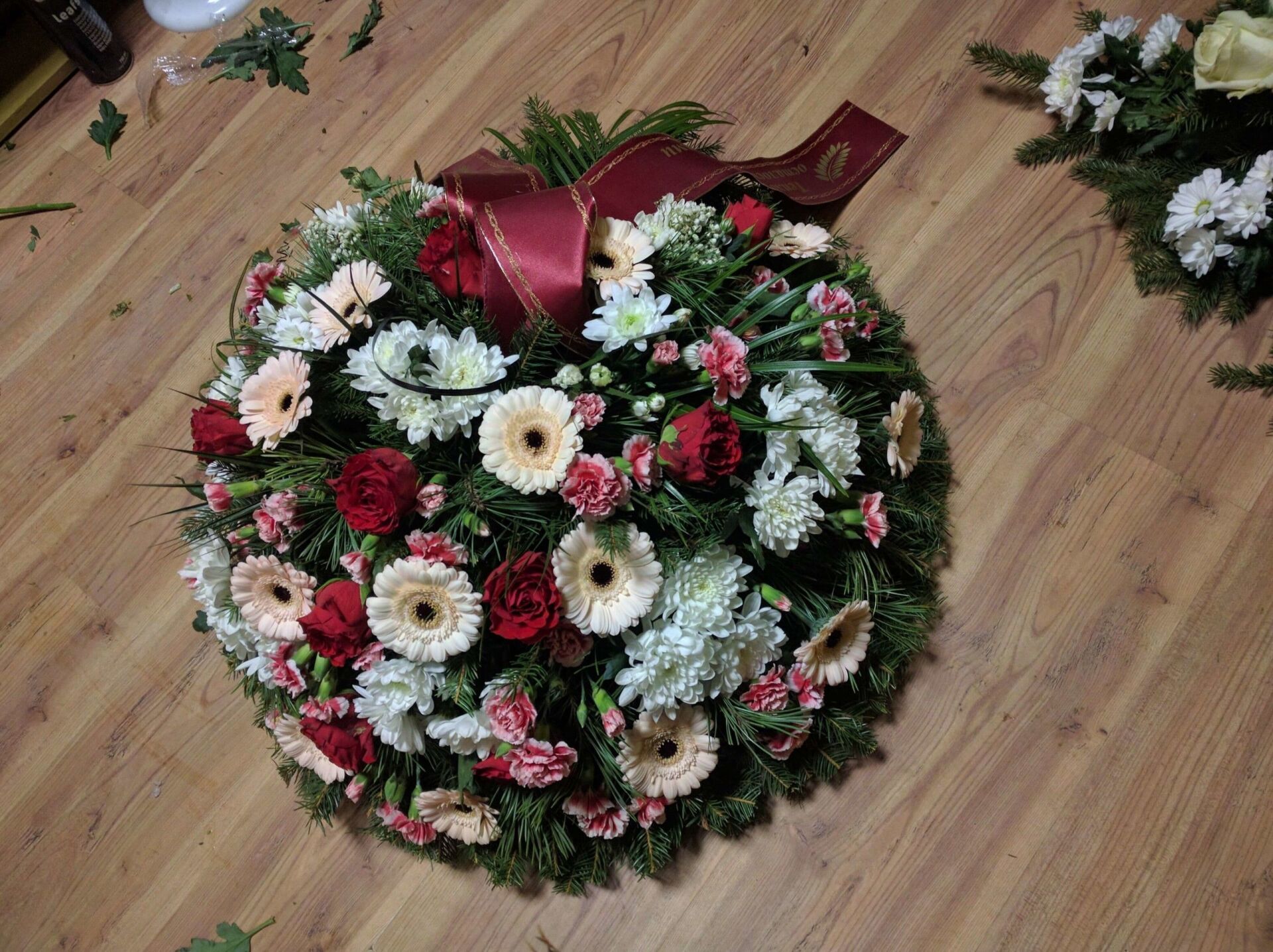 ziedu rotas, ziedu noformējumi. Sēru noformējumi, bēru vainagi